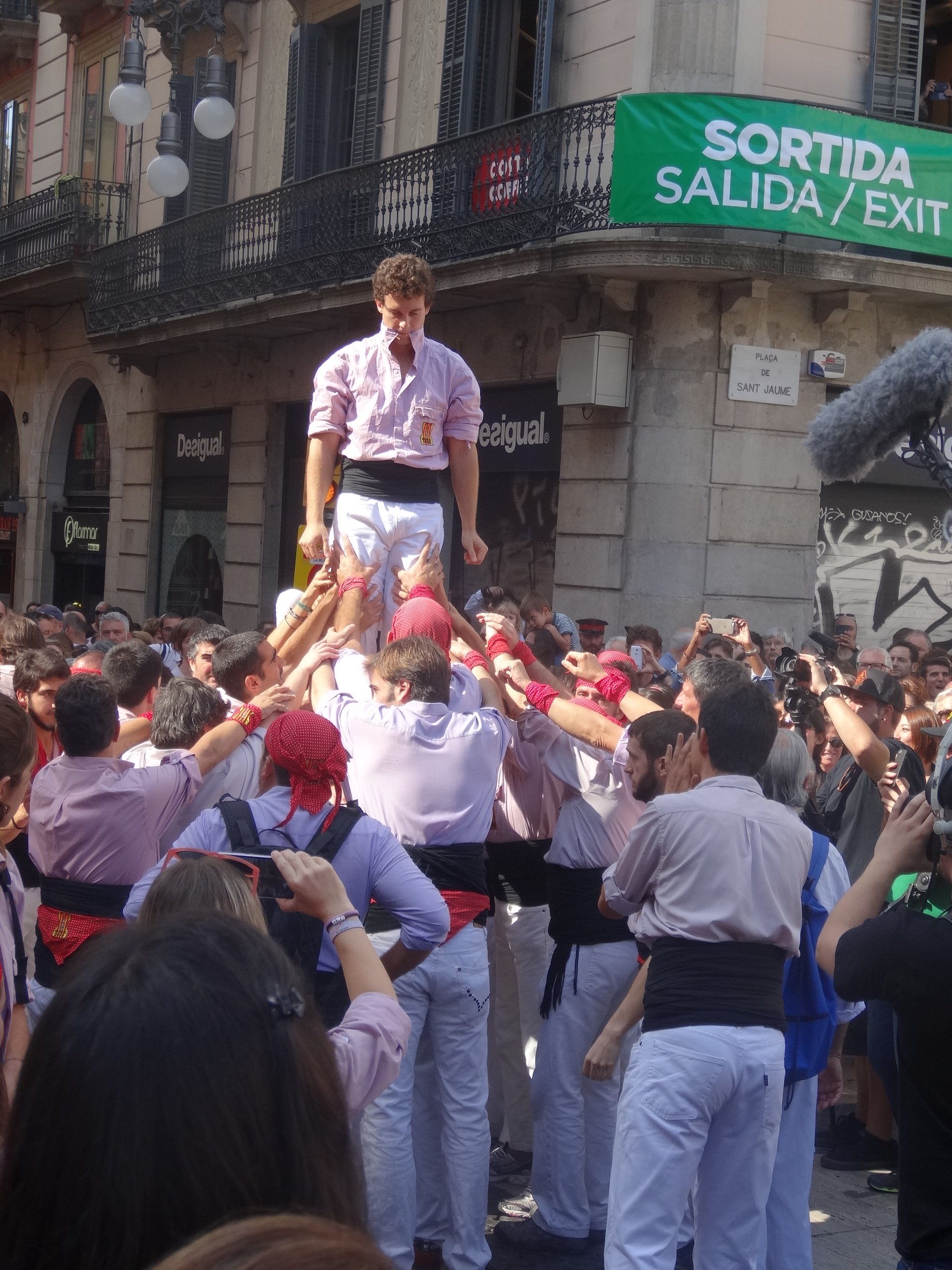 Castell humano levantado por castellers en la Plaça de Sant Jaume durante la Diada Castellera de las Festes de la Mercè