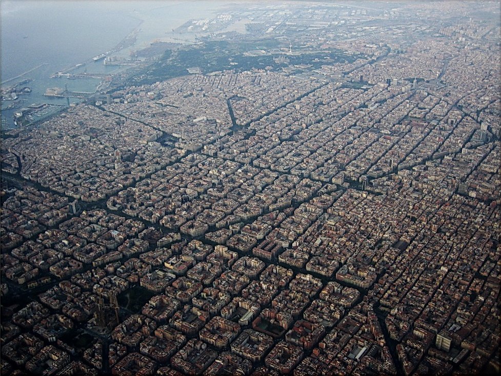 Vista aérea del Eixample de Barcelona: retícula de manzanas octogonales con chaflán diseñada por Cerdà