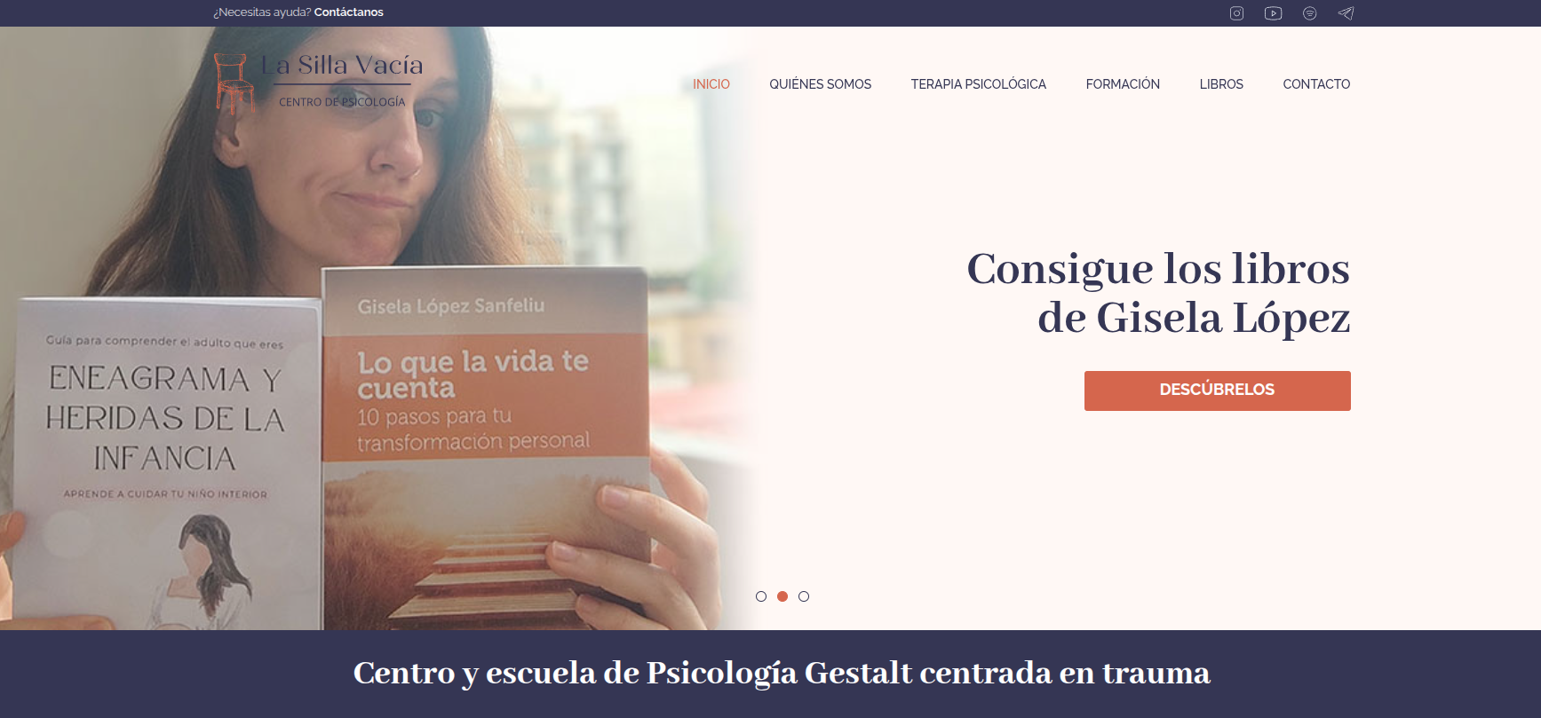 Home d'un centre de psicologia Gestalt centrat en trauma, amb una atmosfera serena que reflecteix a la seva web el mateix estil de la seva consulta