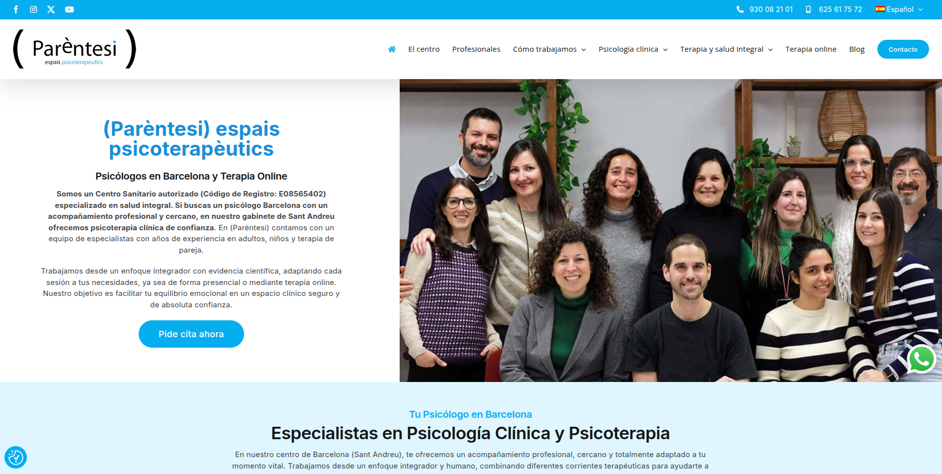 Home d'un centre de psicoteràpia amb foto càlida de l'equip professional al complet, transmetent proximitat i confiança en lloc d'un to comercial