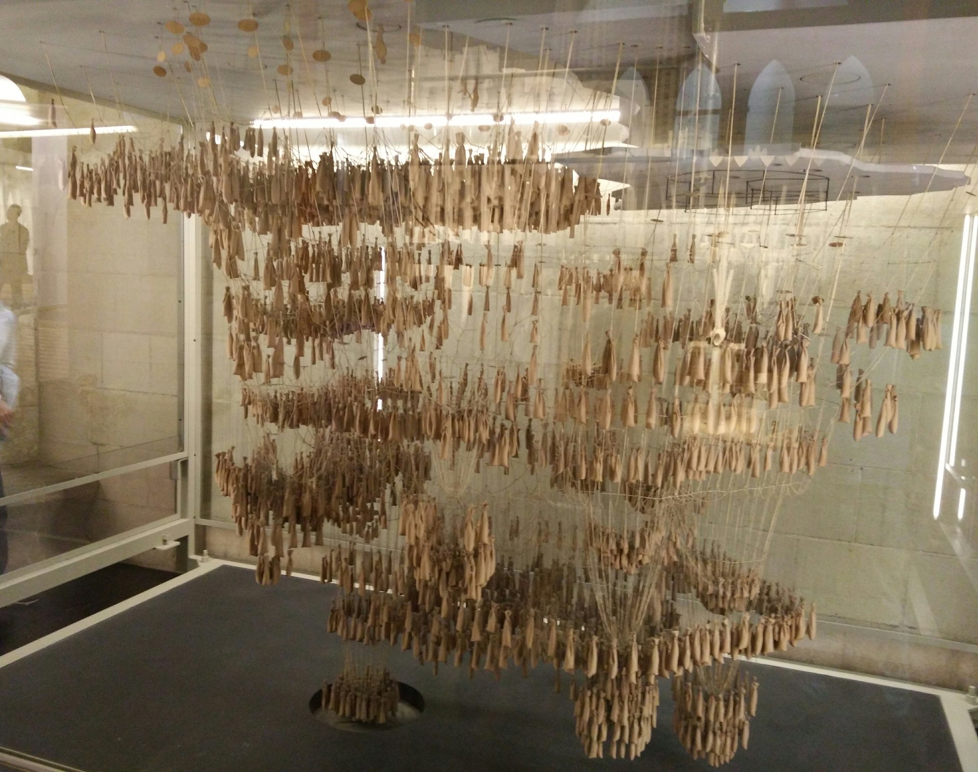 Maqueta funicular invertida de Gaudí: estructura colgante con pesos para calcular cargas estructurales