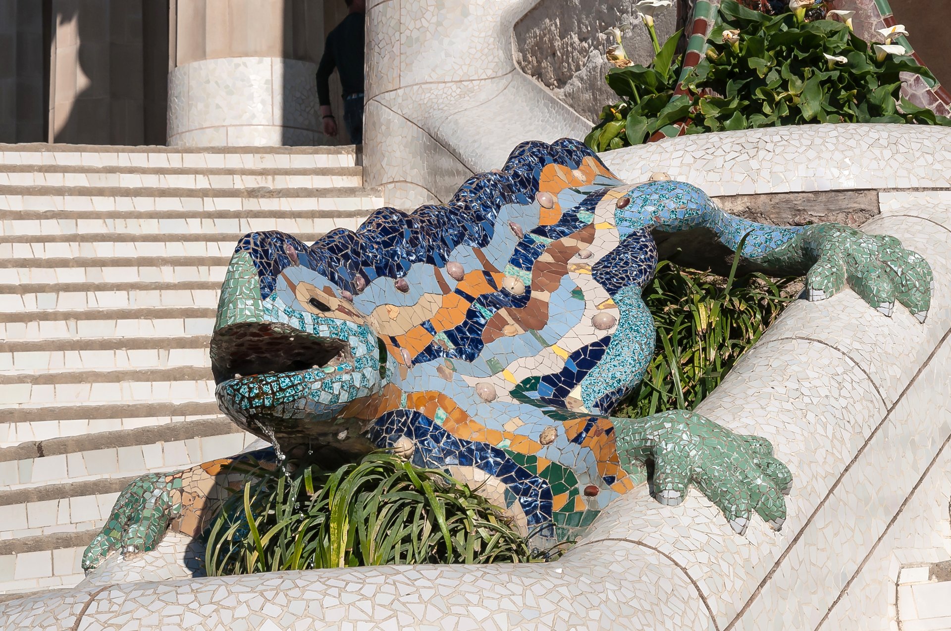 Escalinata principal del Park Güell con la escultura del Drac, la salamandra de trencadís diseñada por Gaudí