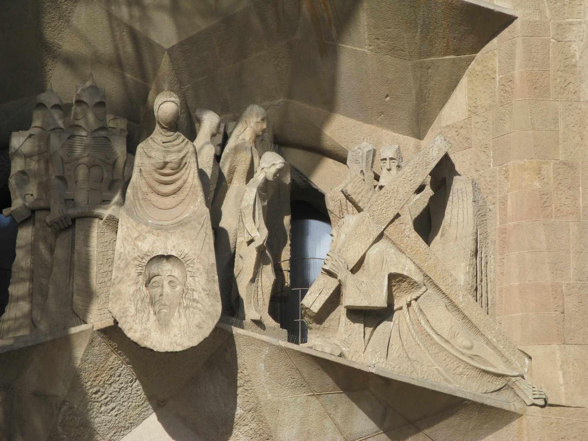 Fachada de la Pasión de la Sagrada Familia esculpida por Josep Maria Subirachs: geometría angulada y dureza visual