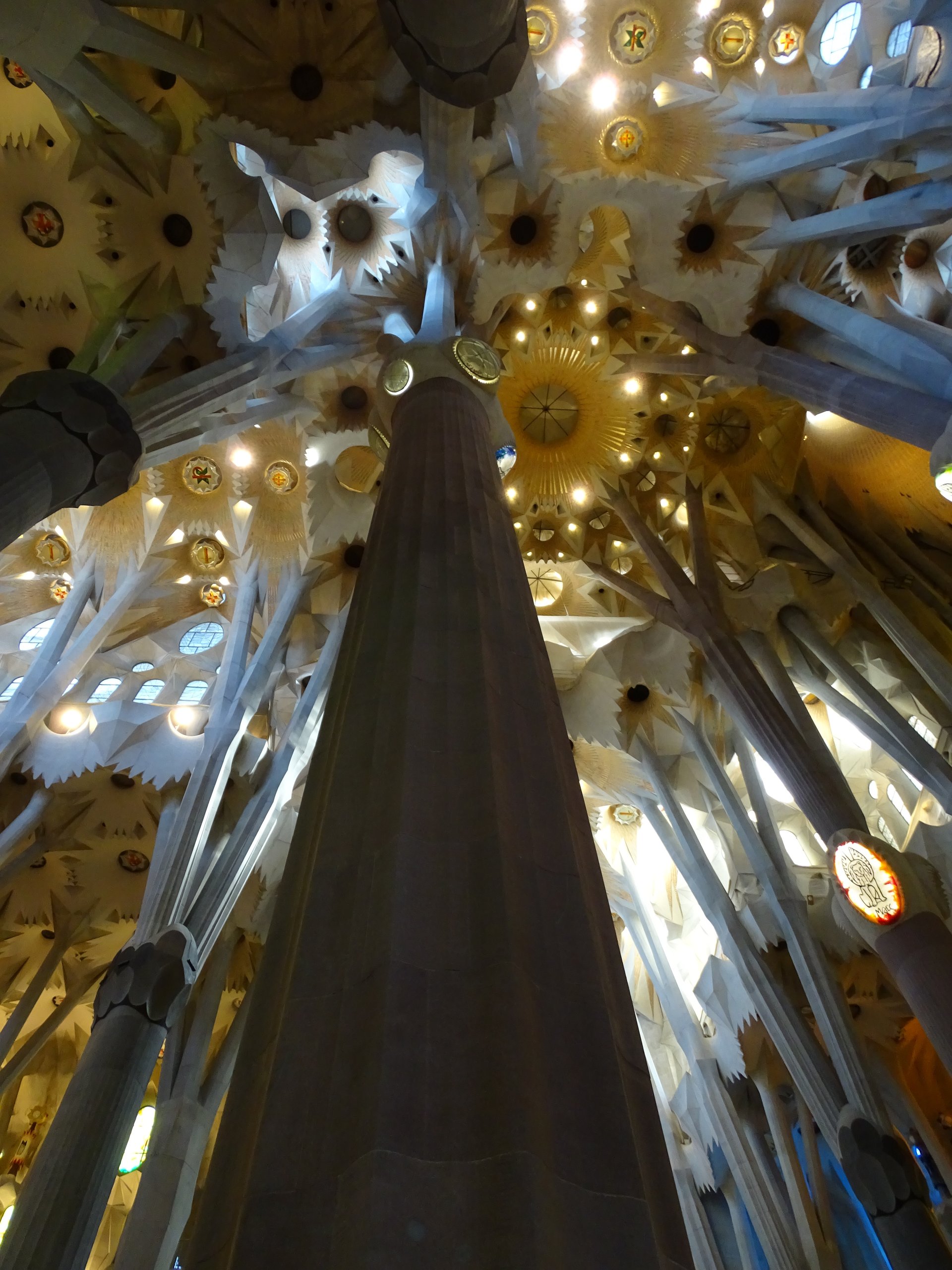 Interior de la Sagrada Familia: columnas arborescentes y bóvedas iluminadas por los vitrales de colores