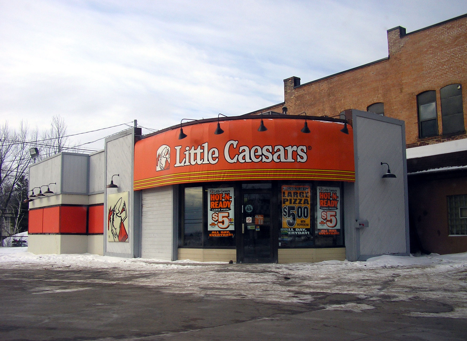 Local de Little Caesars a Marquette, Michigan, amb cartells de l'oferta Hot-N-Ready de cinc dòlars