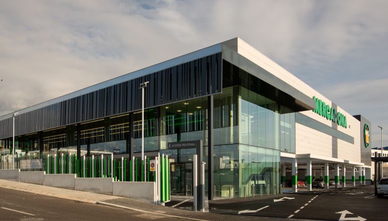 Nou model de botiga de Mercadona: edifici modern de vidre i l'essència de marca intacta