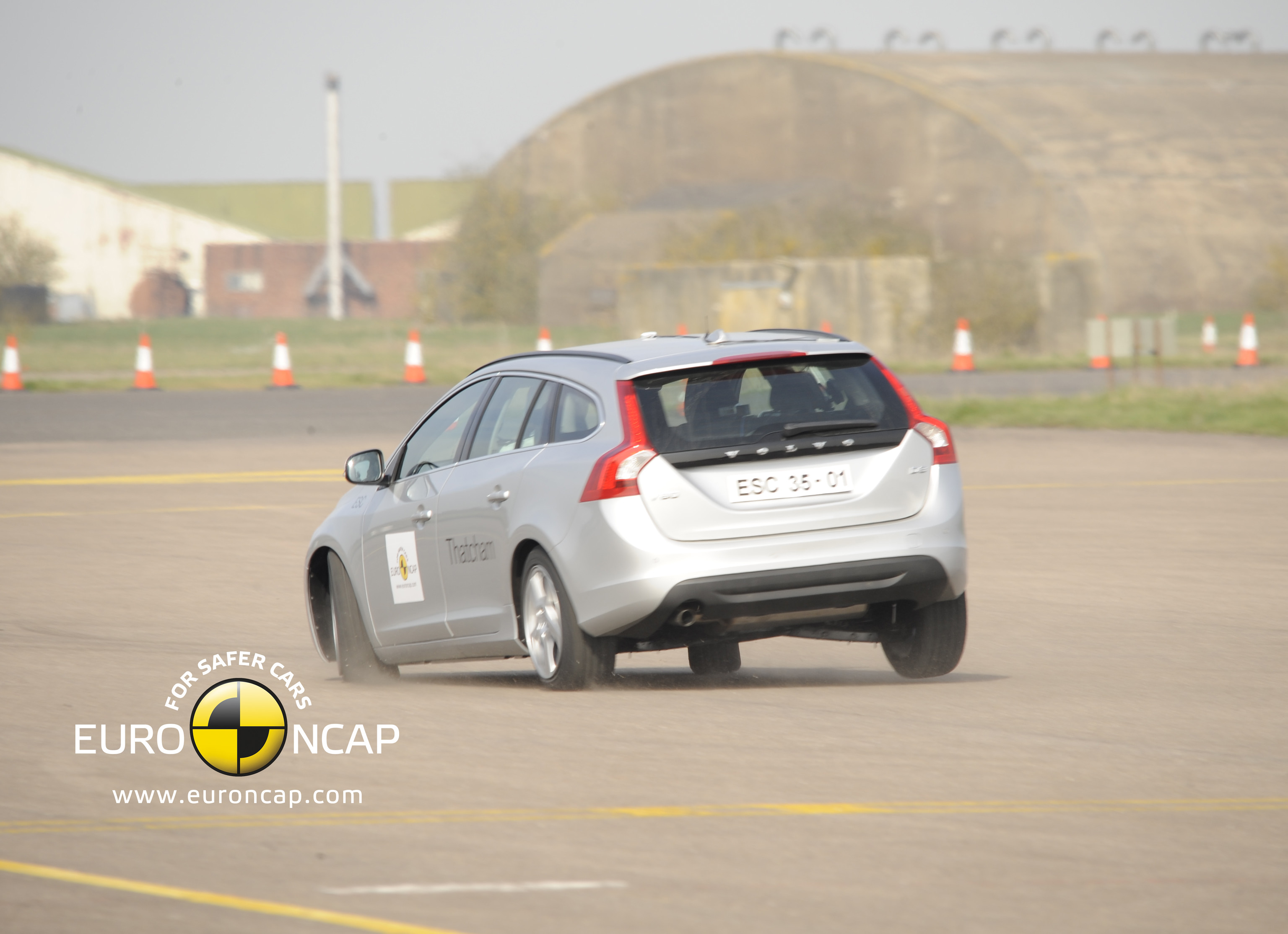 Un Volvo V60 plateado durante una prueba de seguridad de Euro NCAP sobre una pista de test
