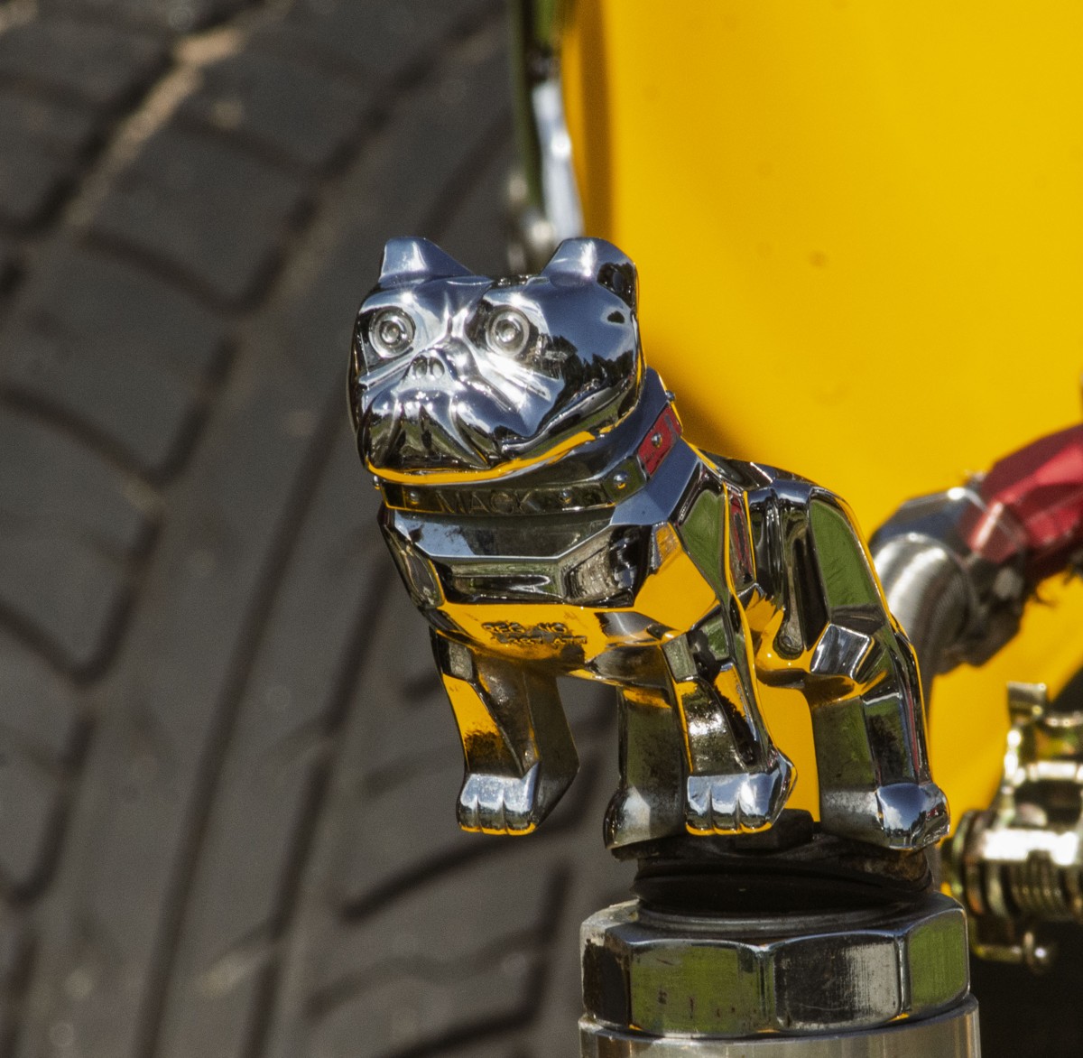 El bulldog cromat de Mack Trucks, l'adorn de capó que la marca va adoptar com a símbol corporatiu després que els soldats britànics apodessin així el seu camió AC a la Primera Guerra Mundial
