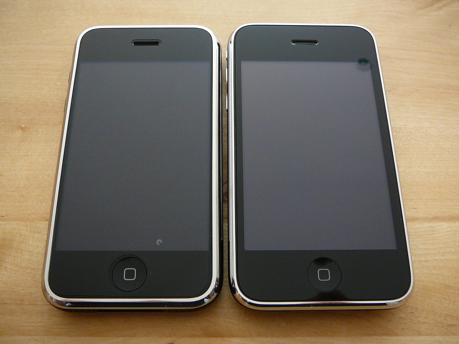 El primer iPhone junto al iPhone 3G