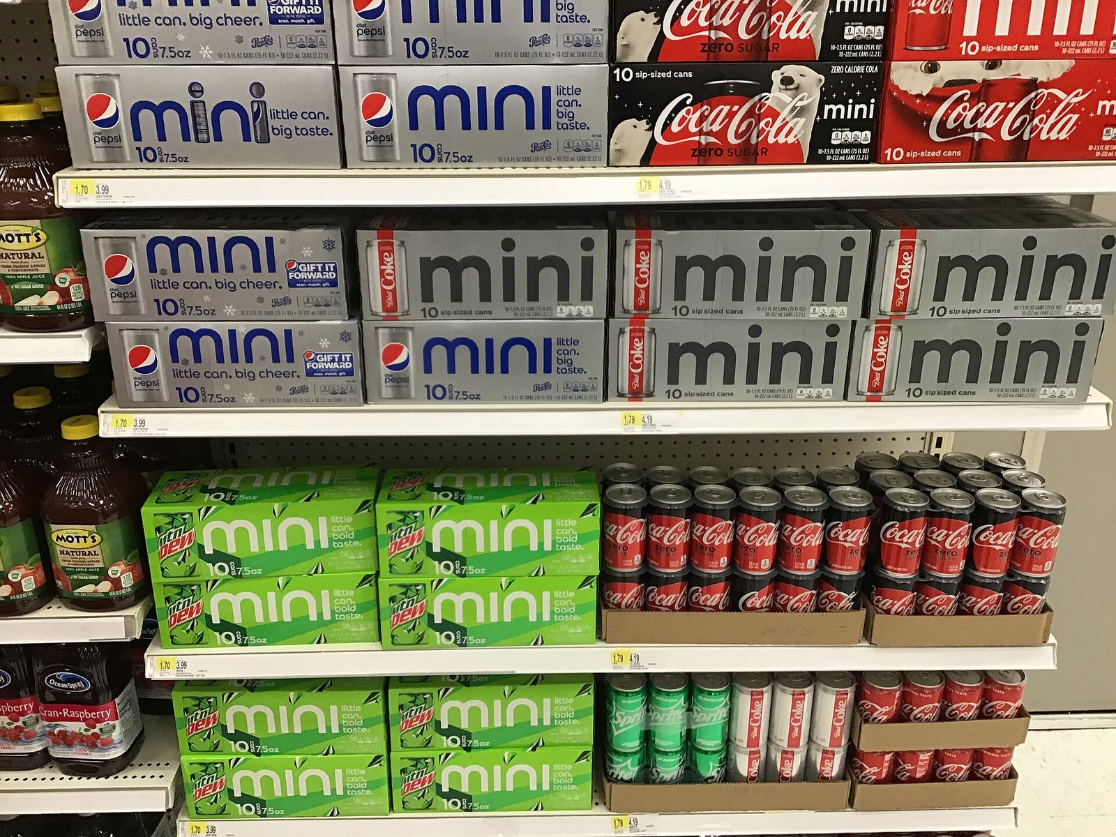 Estantería de supermercado con latas mini de Pepsi junto a las de Coca-Cola