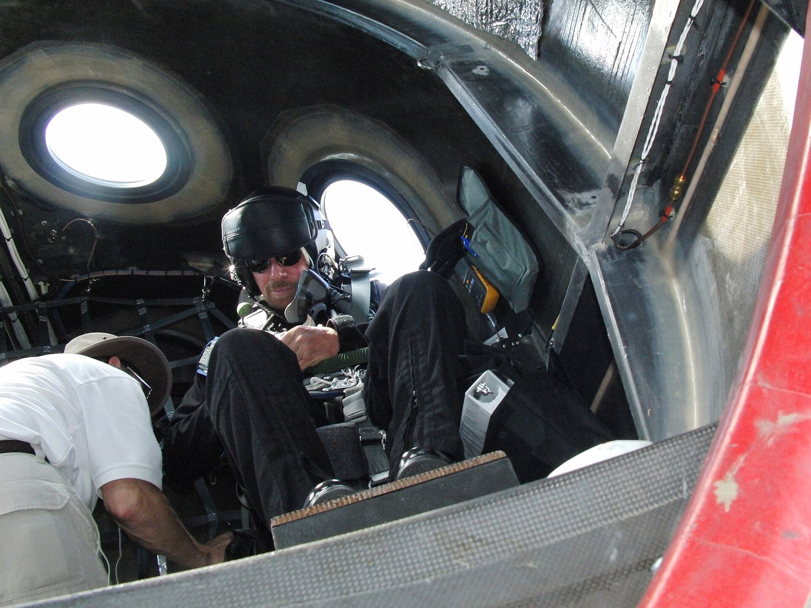 Richard Branson en la cabina del WhiteKnightTwo de Virgin Galactic en 2009