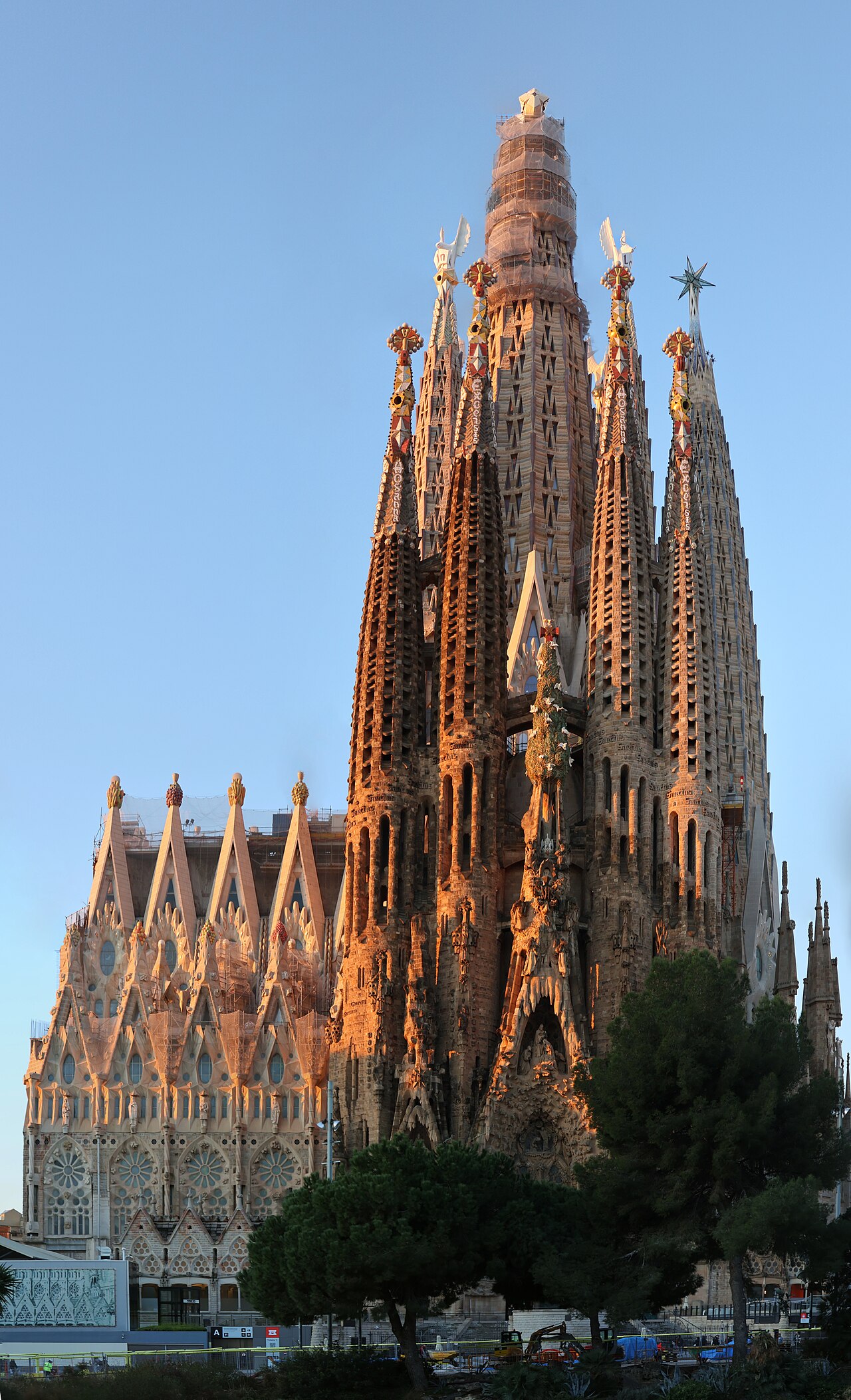 La Sagrada Familia desde la plaza de Gaudí en diciembre de 2025, con la torre de Jesucristo y las grúas retiradas digitalmente