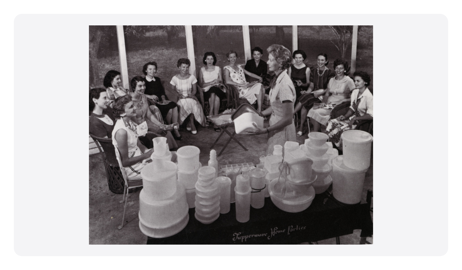 Una reunión Tupperware en una casa de Sarasota, Florida, con los productos sobre la mesa