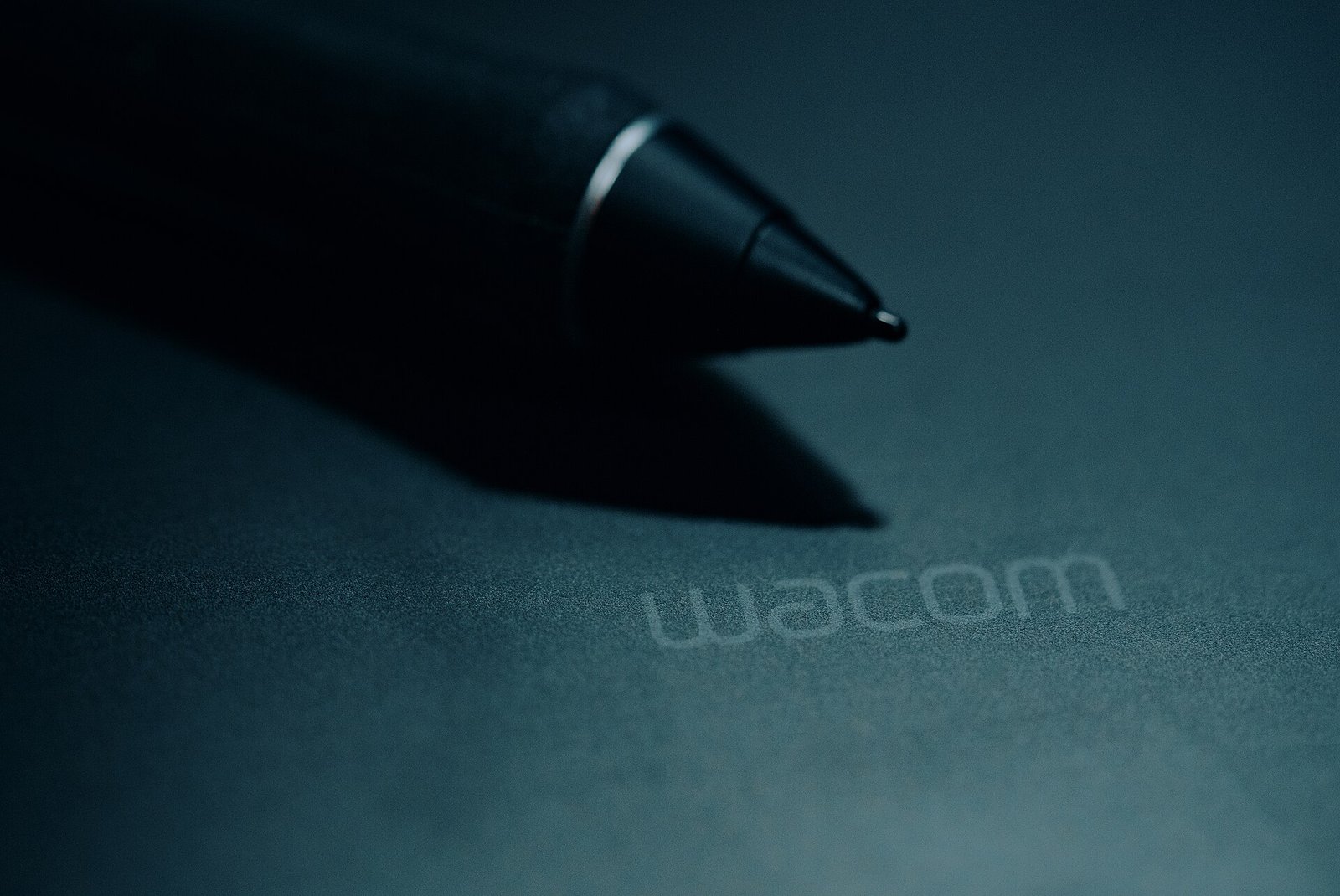 Lápiz sobre una tableta gráfica Wacom Intuos Pro